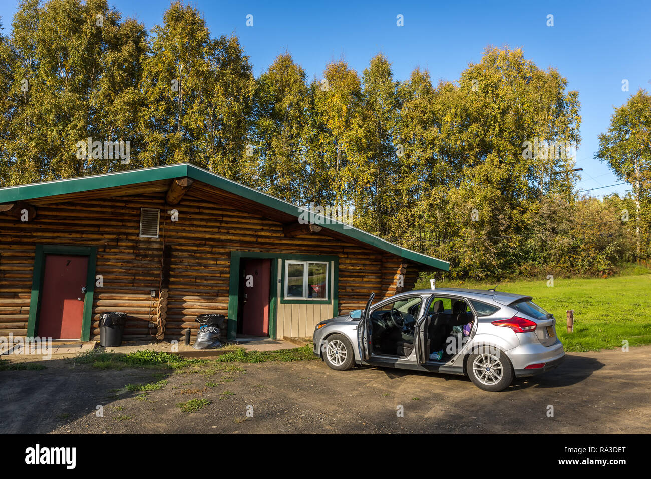 Fairbank, USA-Sept 10 2017 - ein Parkplatz vor einem Wald chalet in Fairbank Stadt in Alaska Stockfoto