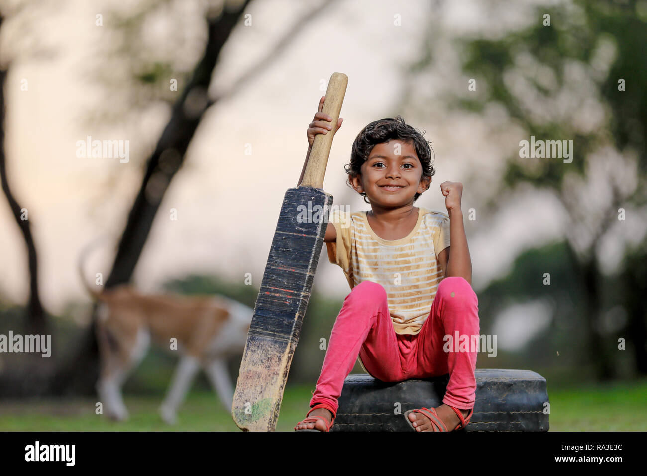 Indisches Mädchen Kind Kricket spielen Stockfoto