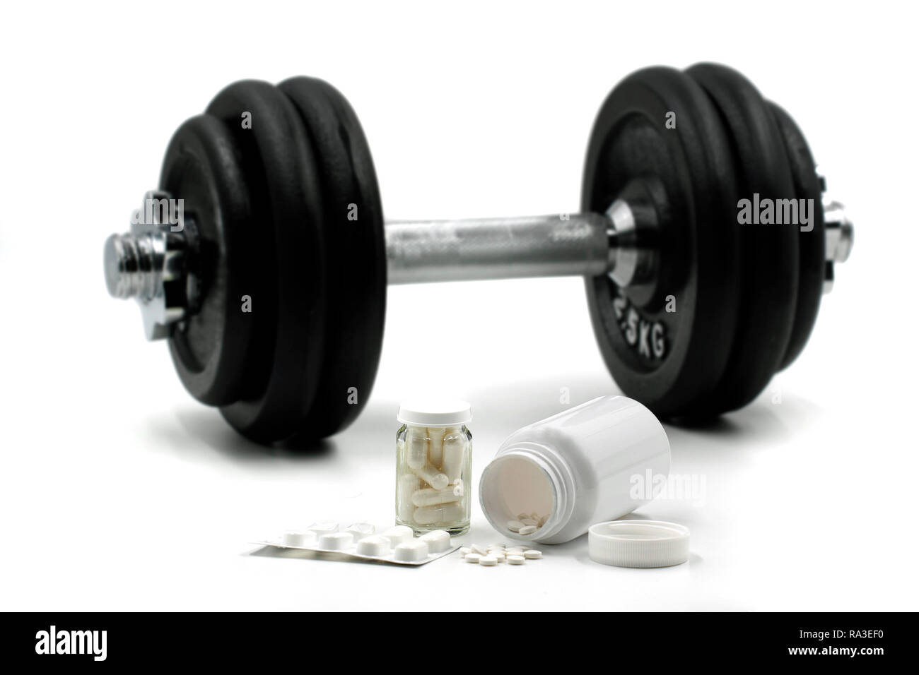 Sport Nahrungsergänzungen für Bodybuilding mit Hantel auf isoliert auf weißem Hintergrund Stockfoto