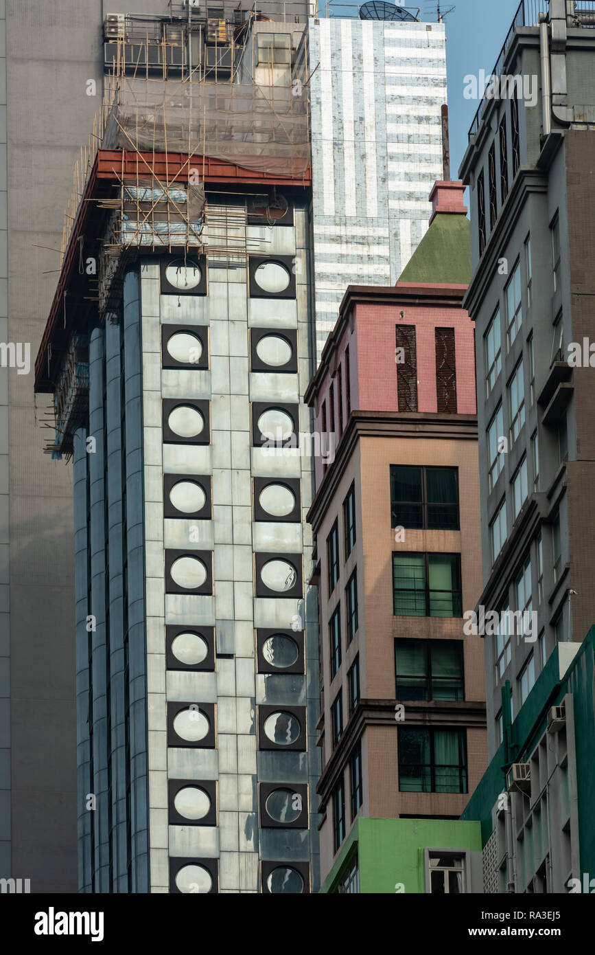 Wild kontrastierenden Stilen sind ein Merkmal der Wohnung und Büro Bausteine, line Hong Kong Lockharts Straße in Wan Chai Stockfoto