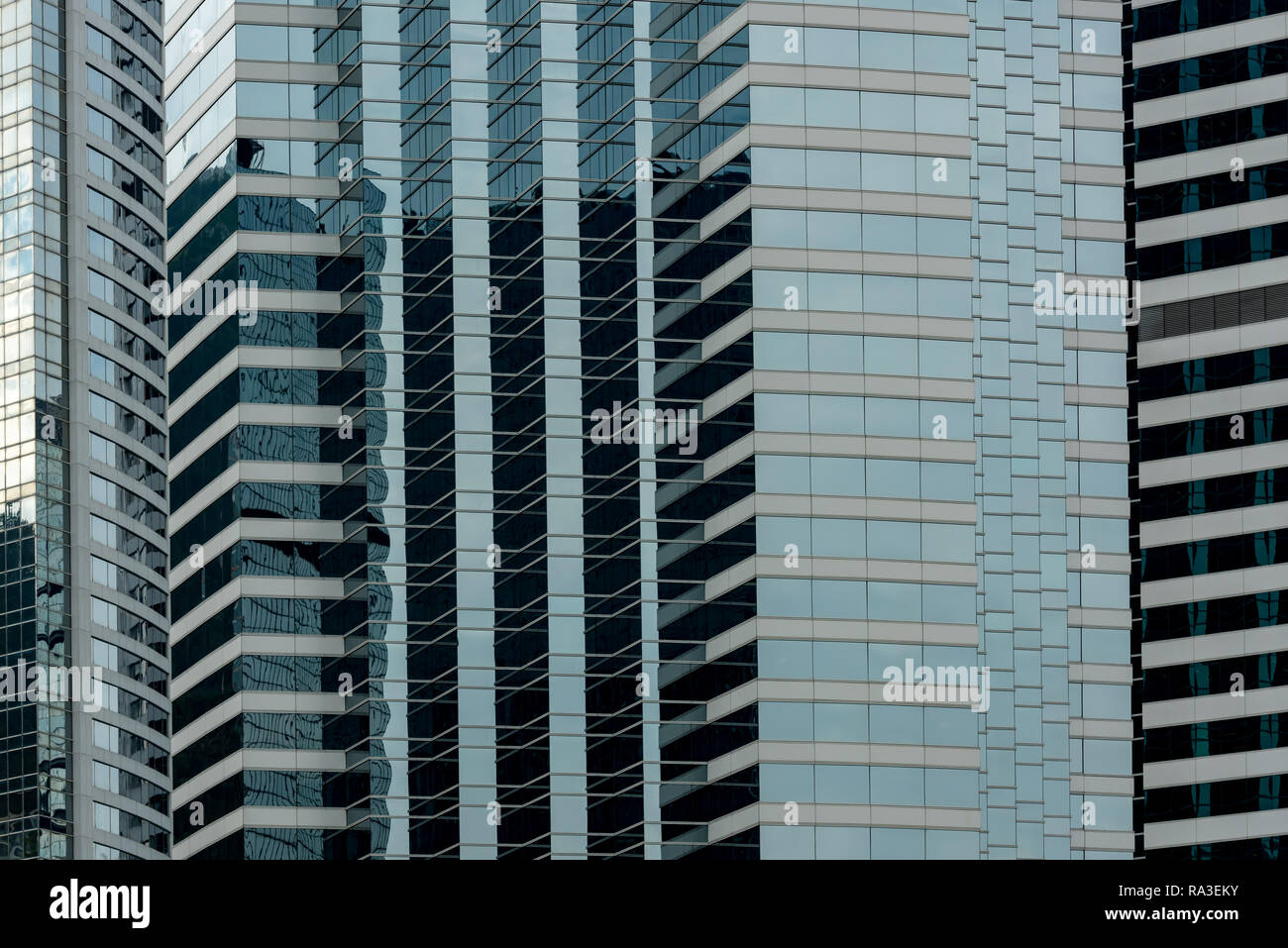 Das Zick-Zack-Muster der Fenster des JW Marriott Hotel am Pacific Place auf Hongkong Island, vom Conrad Hotel und eine Pacific Place flankiert Stockfoto