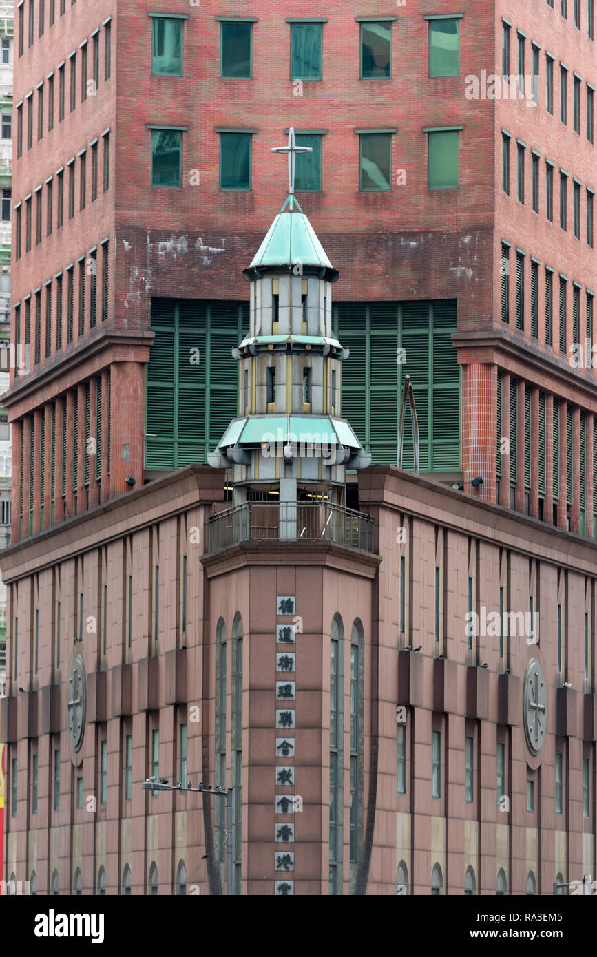 Auf der Suche wie der Bug eines Ozeanriesen, der Turm und der Chinesischen methodistische Kirche in Wan Chai steht durch die Office Block hinter gerahmt Stockfoto