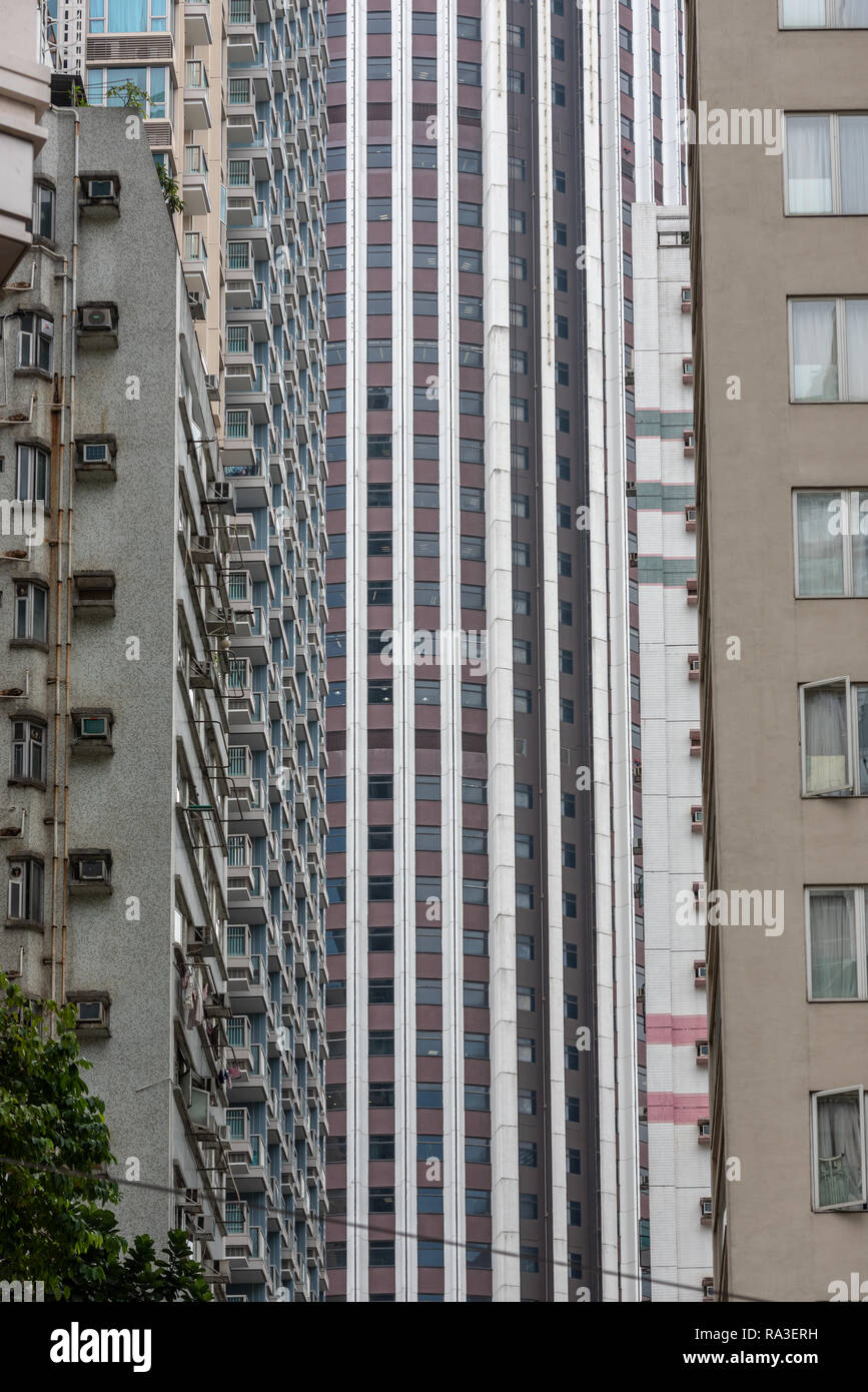 Wolkenkratzer zu verdrängen den Menschen und Verkehr in Wan Chai's Amoy Street. Stockfoto