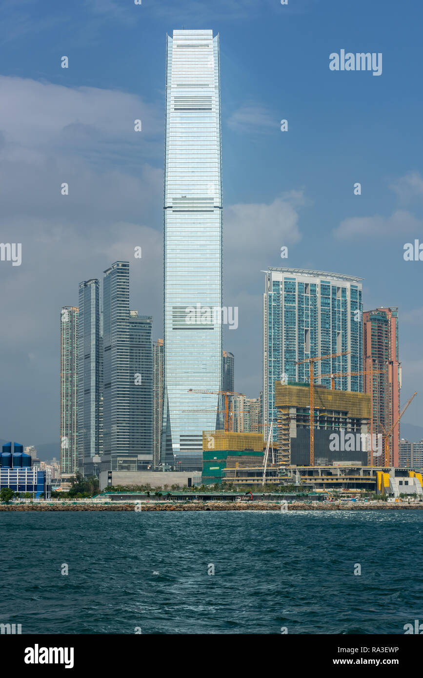Hong Kong's höchste Gebäude, das International Commerce Centre, glitzert in der Sonne, denn es ragt über den Victoria Harbour Stockfoto