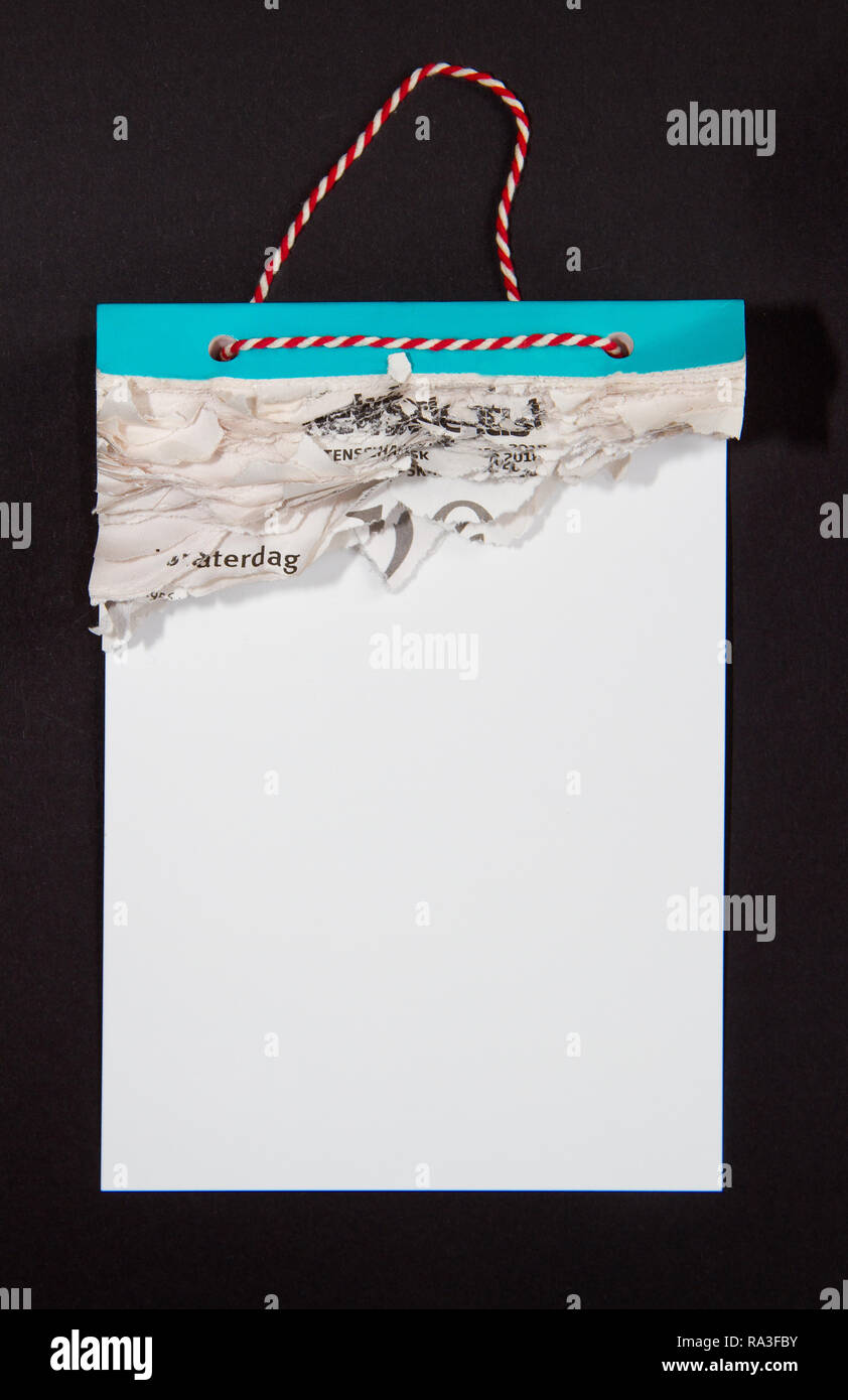 Reißen Kalender mit allen Seiten auf einem schwarzen Hintergrund gegangen Stockfoto