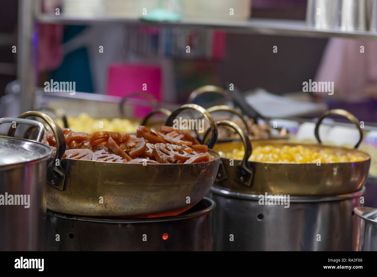 Gemüse schmoren in einem Topf bei einem Straßenhändler. Stockfoto