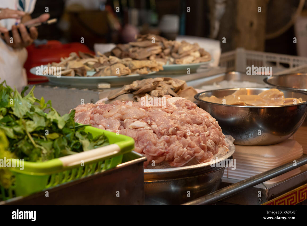 Essen auf Anzeige von Straßenhändlern. Stockfoto