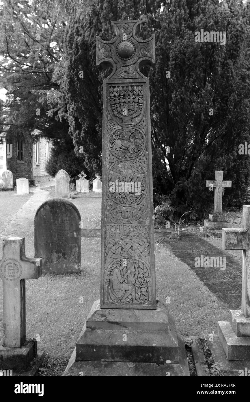 Das Ruskin Kreuz markiert die John Ruskins Grab, St Andrews Kirche, Coniston Stadt, Cumbria, Lake District National Park, England, Großbritannien Stockfoto