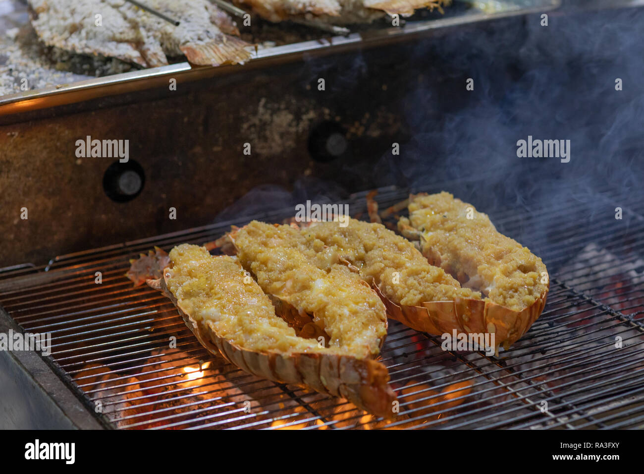 Meeresfrüchte auf ein Gitter in einem Street Market Stockfoto