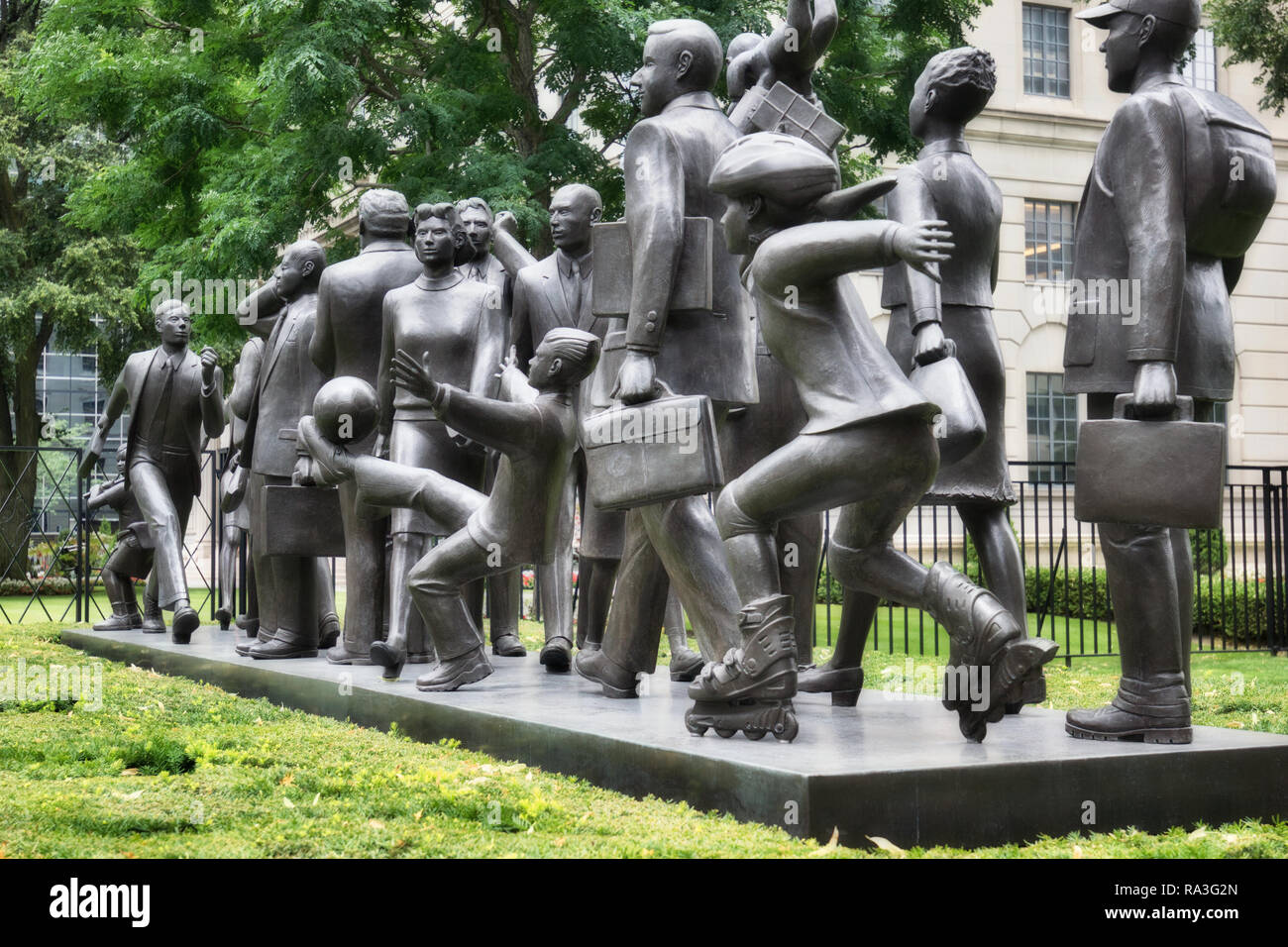 'Gemeinschaft' eine Bronzeskulptur von 21 lebensgrossen Figuren außerhalb des Manulife Financial head Office, Toronto, Ontario, Kanada Stockfoto