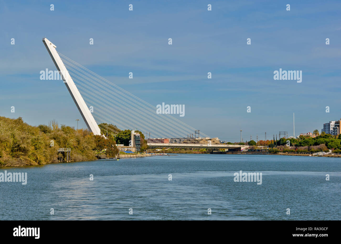 Sevilla Spanien den ALAMILLO BRÜCKE UND GROSSEN Mast oder Turm am Ufer des Guadalquivir Flusses Stockfoto