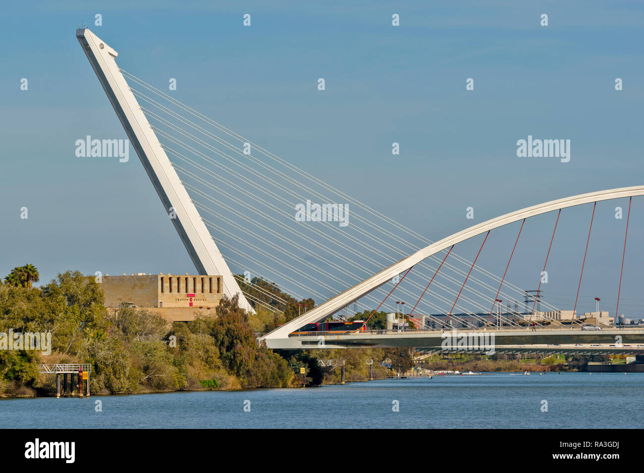 Sevilla Spanien die BARQUETA BRÜCKE AM UFER DES FLUSSES GUADALQUIVIR UND DEN PYLON DER ALAMILLO BRÜCKE HINTER Stockfoto