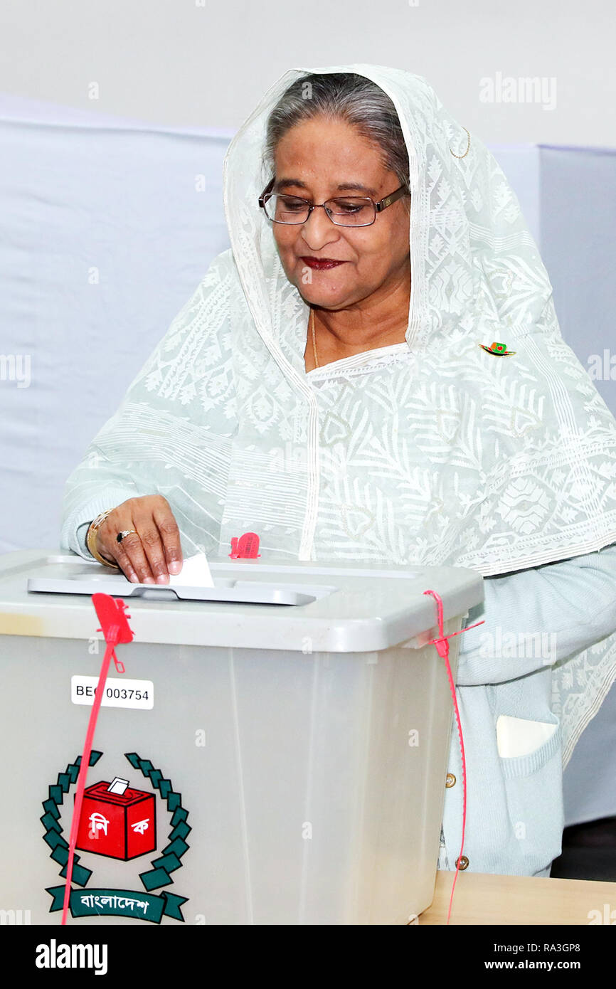 Dhaka, Bangladesch - Dezember 30, 2018: Awami Liga Präsident Premierminister Scheich Hasina ihren Stimmzettel Casting im 11. nationalen parlamentarischen wählen Stockfoto