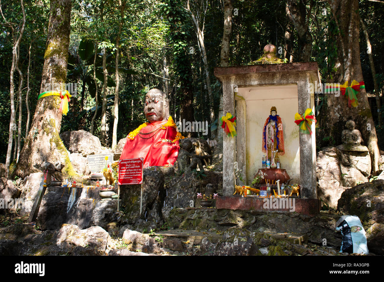 Daemon oder riesige Engel Statue im Wald nach oben von Berg für thailändische Leute besuchen Achtung beten im Wat Phra That Doi Tung am 22. Februar 2018 in Chiang R Stockfoto