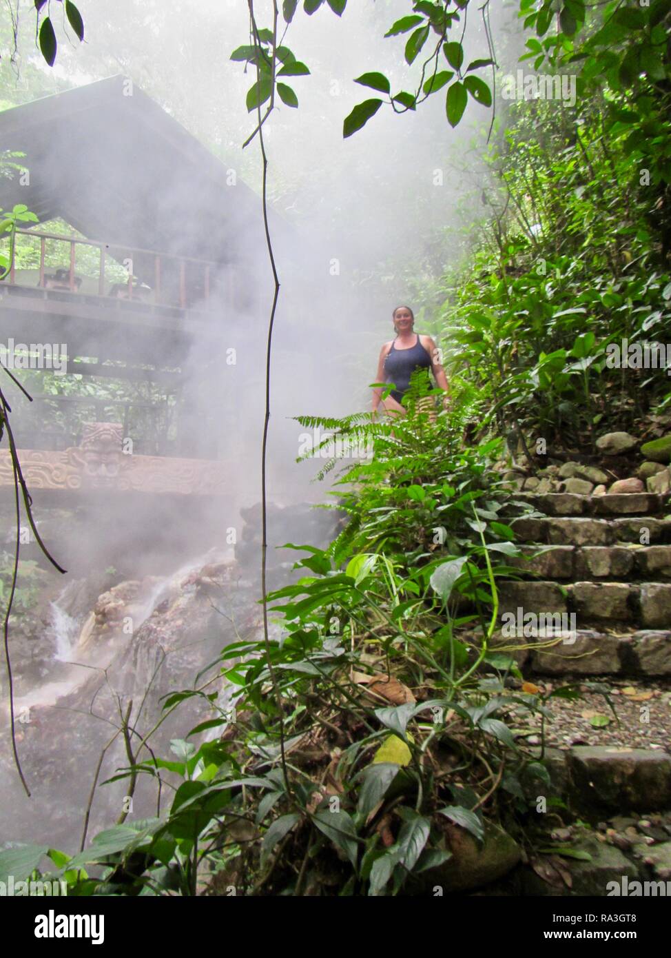 Eine Frau mittleren Alters in natürlichen Thermalquellen vulkanischen Hot Springs im Dschungel von Honduras Stockfoto