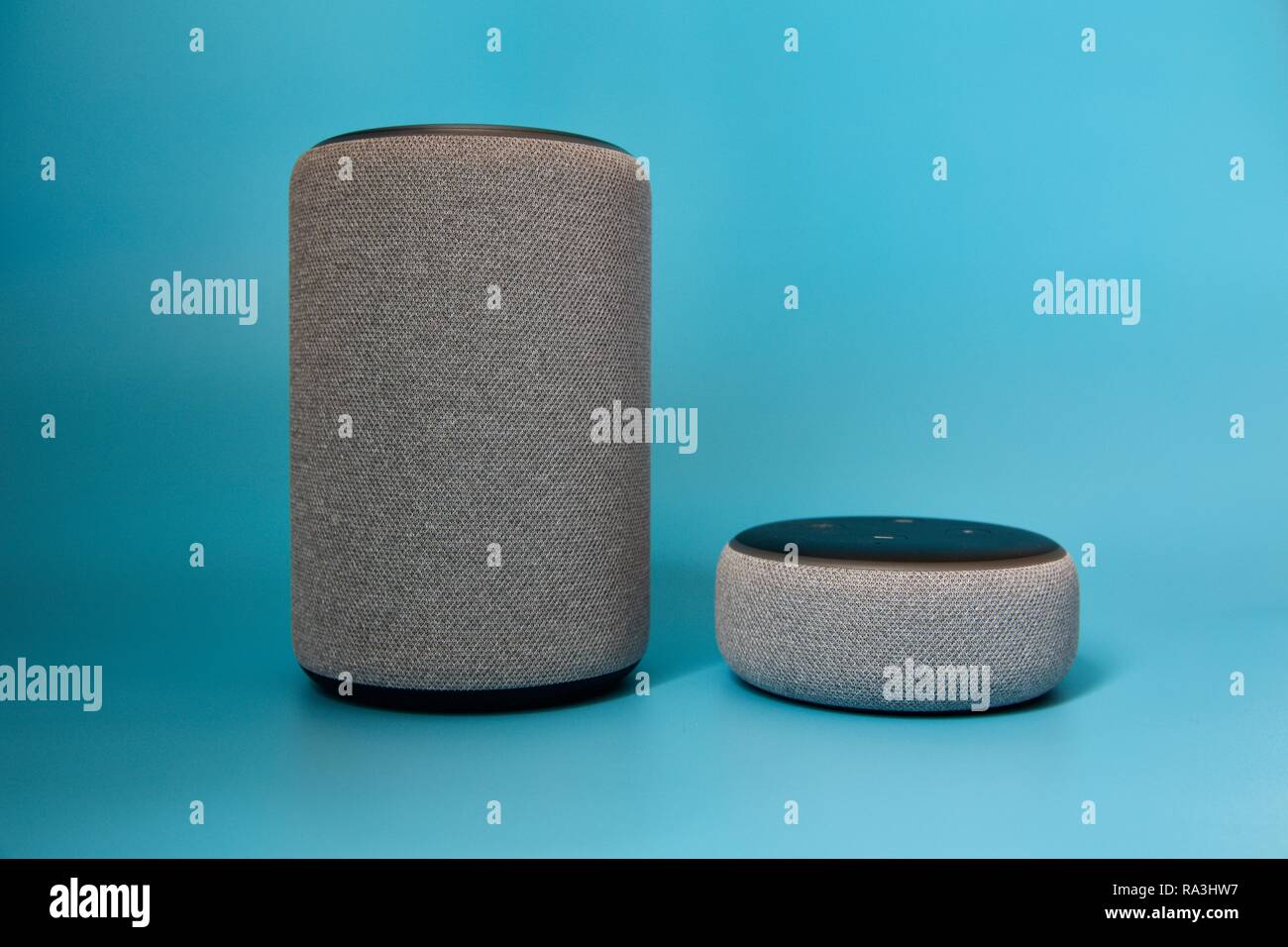 Echo Plus (2. Generation) + Echo Dot (3. Generation) auf einem blauen Hintergrund Stockfoto