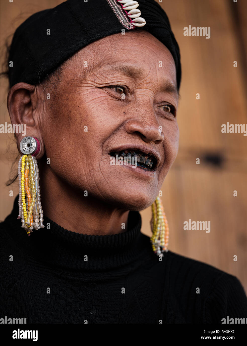 KYAING TONG, MYANMAR - ca. Dezember 2017: Porträt einer Frau, die an der Bam Kin Mai Eng. Die ger Stamm sind für Ihre schwarze Zähne bekannt. Sie glauben, dass bl Stockfoto