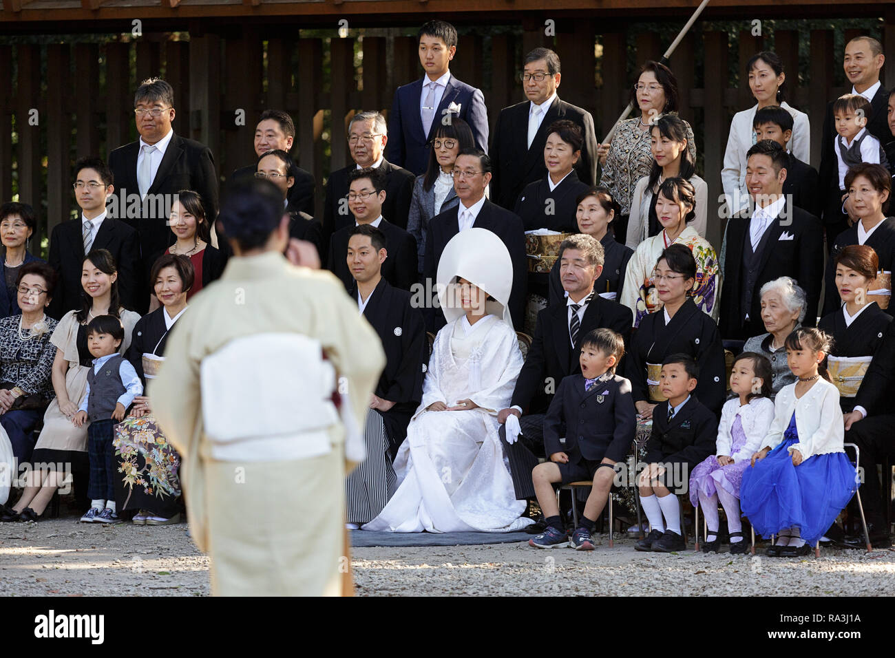 Shinto Hochzeit Prozession mit Braut das Tragen der traditionellen watabōshi Weiße Haube für formale Foto in der Meiji Jingu Shinto Schrein posing Stockfoto
