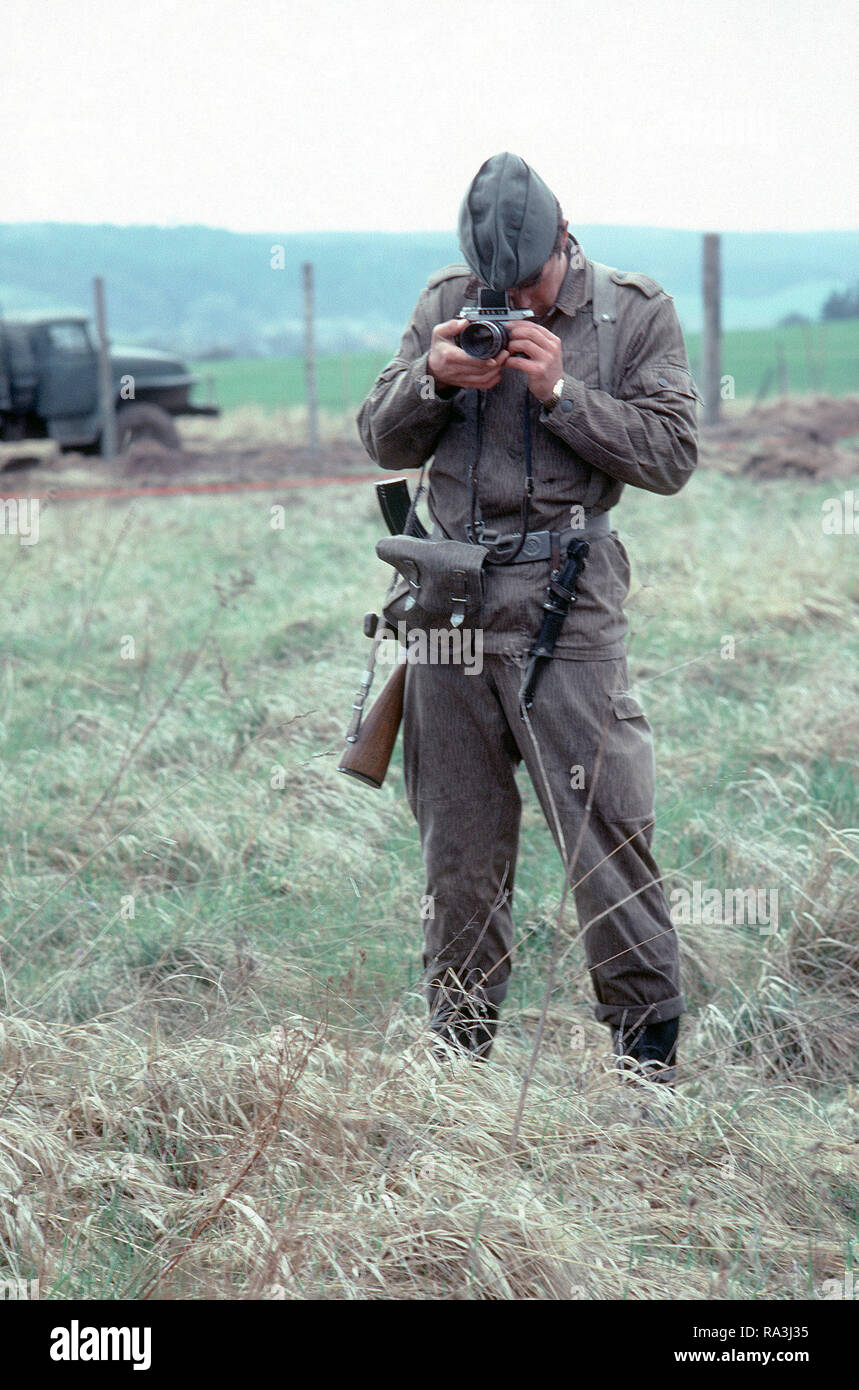 1979 - einen bewaffneten DDR-Soldat nimmt ein Foto an der Grenze zwischen Ost- und Westdeutschland. Stockfoto