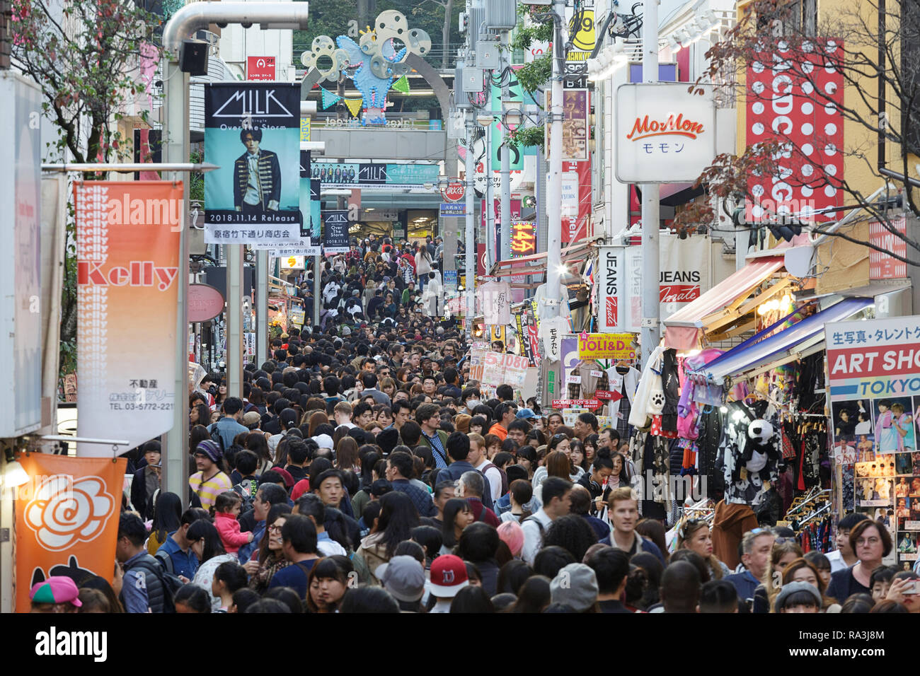 Menschenmassen Spaziergang durch Takeshita Straße im Stadtteil Harajuku in Tokio, Japan. Stockfoto