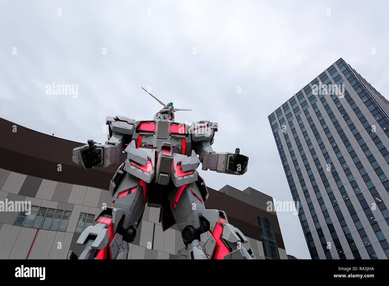 Gundam riesigen Roboter lebensgroße Statue vor Diver Stadt, Odaiba, Tokio, Japan Stockfoto