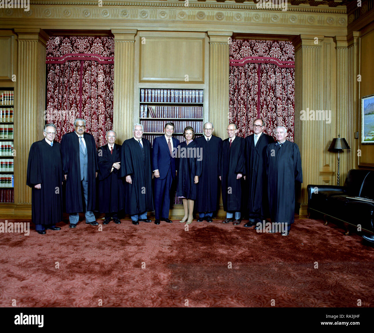 9/25/1981 Richter des Supreme Court mit Präsident Reagan in den Obersten Gerichtshof Konferenzraum Pose von rechts Gerechtigkeit Harry Blackmun Gerechtigkeit Thurgood Marshall Gerechtigkeit William Brennan Chief Justice Warren Burger Präsident Reagan Gerechtigkeit Sandra Day O'Connor Gerechtigkeit Byron White Gerechtigkeit Lewis F Powell jr Richter William Rehnquist und Gerechtigkeit John Paul Stevens links Stockfoto