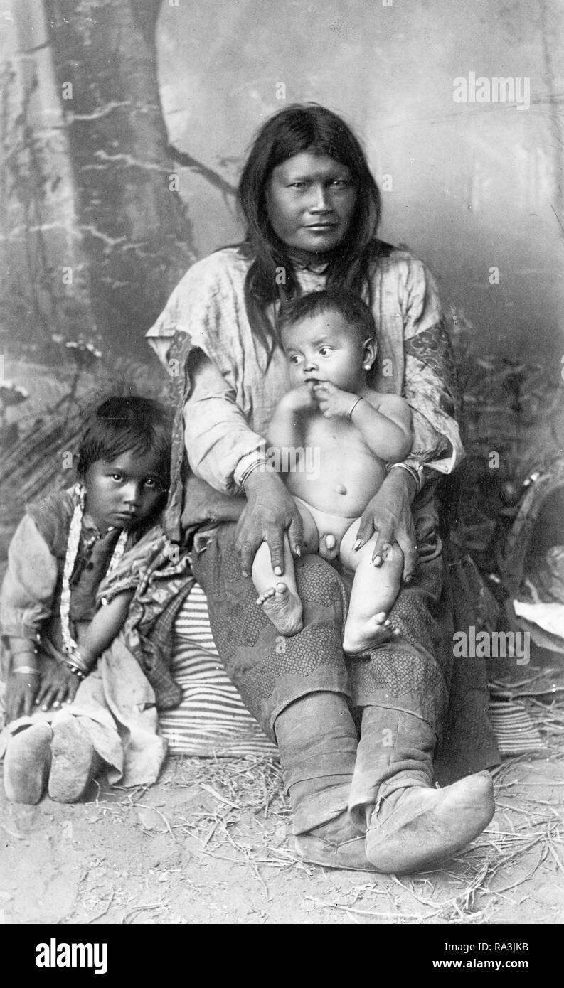 American Indian/Native American Mutter mit Kindern ca. 1916 Stockfoto