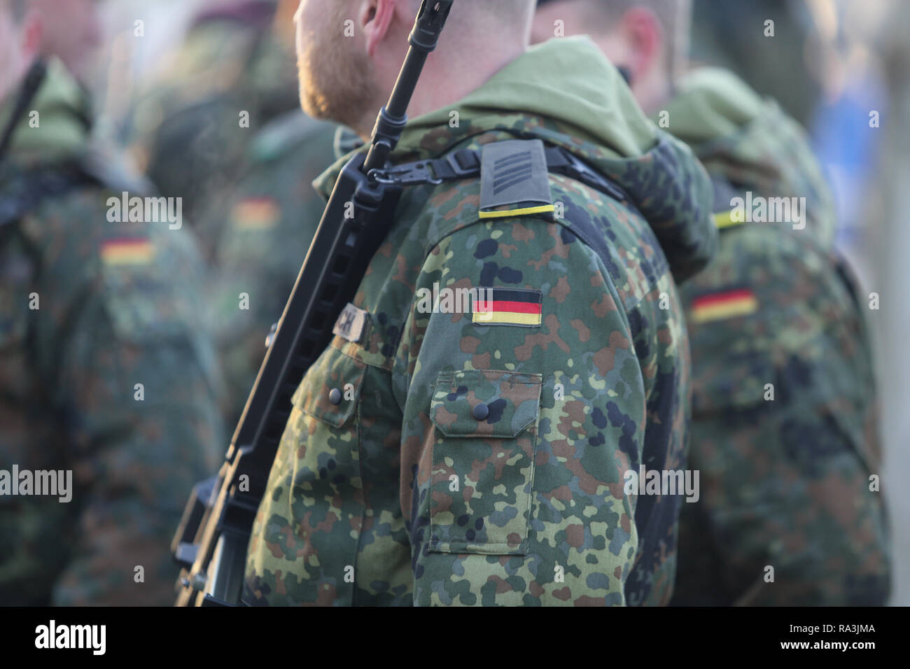 Bukarest, Rumänien - Dezember 1, 2018: Details mit dem einheitlichen und Flagge der deutschen Soldaten, bewaffnet mit Heckler & Koch G36 5,56 × 45 mm NATO-Angriff rifl Stockfoto