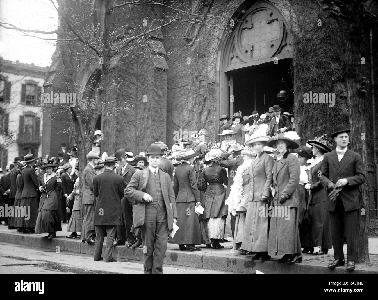 Menge außerhalb aller Seelen Unitarian Church Washington D.C. Ca. 1911 Stockfoto