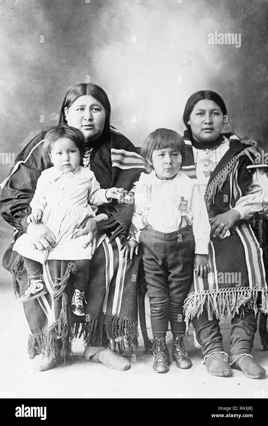 Nativie American Indian Family Portrait Ca. 1916 Stockfoto