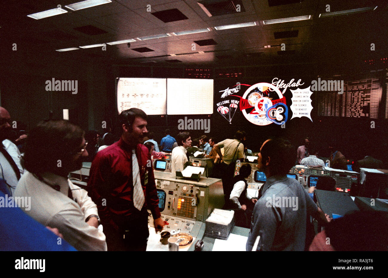 (8 Februar 1974) - - - ein Gesamtüberblick über die Tätigkeit in der Mission Operations Control Room in der Mission Control Zähler nach der erfolgreichen Wasserung des Skylab 4 Befehl Modul in den Pazifischen Ozean. Die drei Flight Controller im Vordergrund von links nach rechts sind Flight Director Neil B. Hutchinson; Flight Director Donald R. Puddy; und Astronaut Robert L. Crippen wird eine Raumsonde Communicator (CAPCOM). Stockfoto