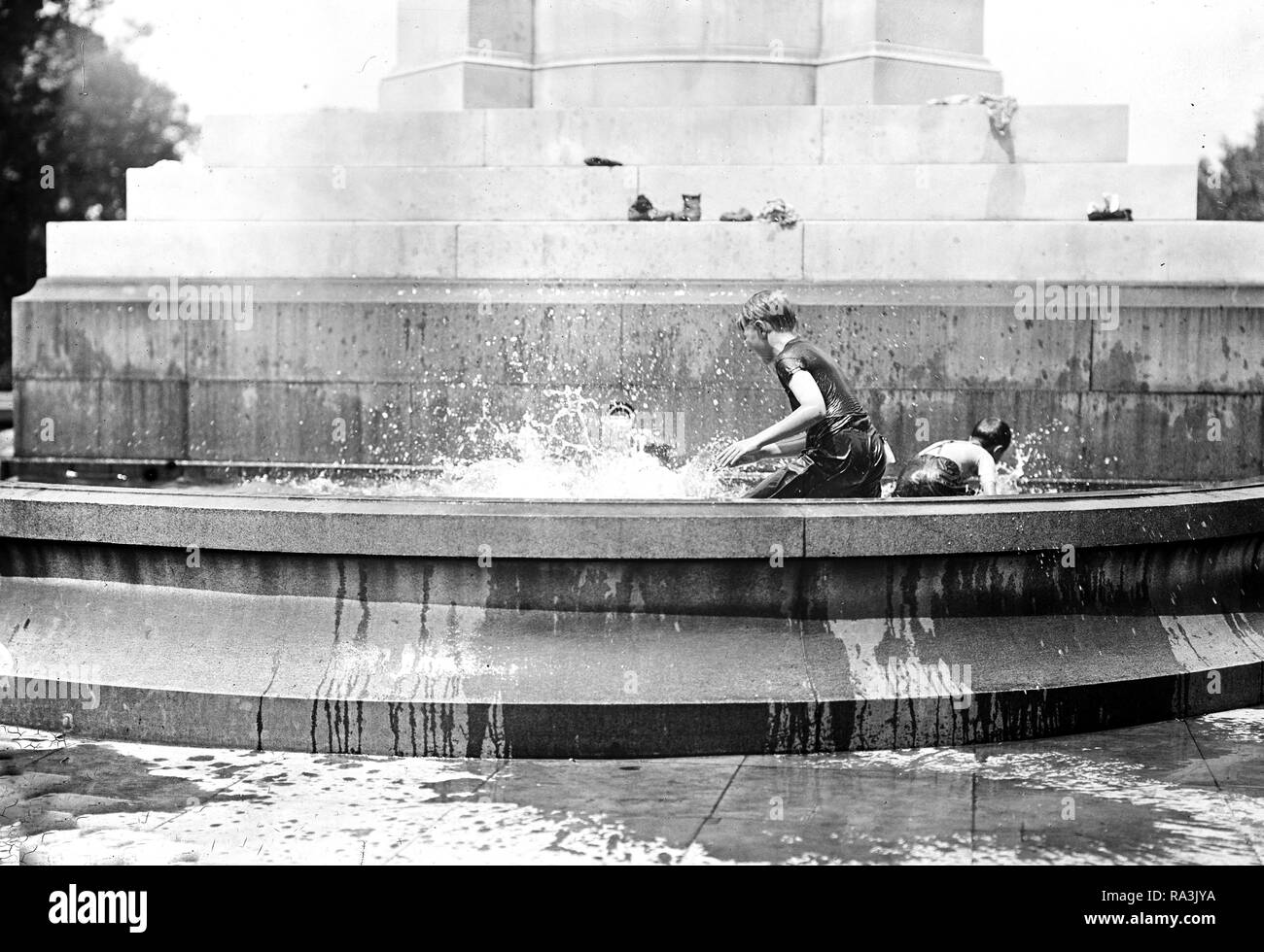 Kinder spielen in einem Springbrunnen Ca. 1912 Stockfoto