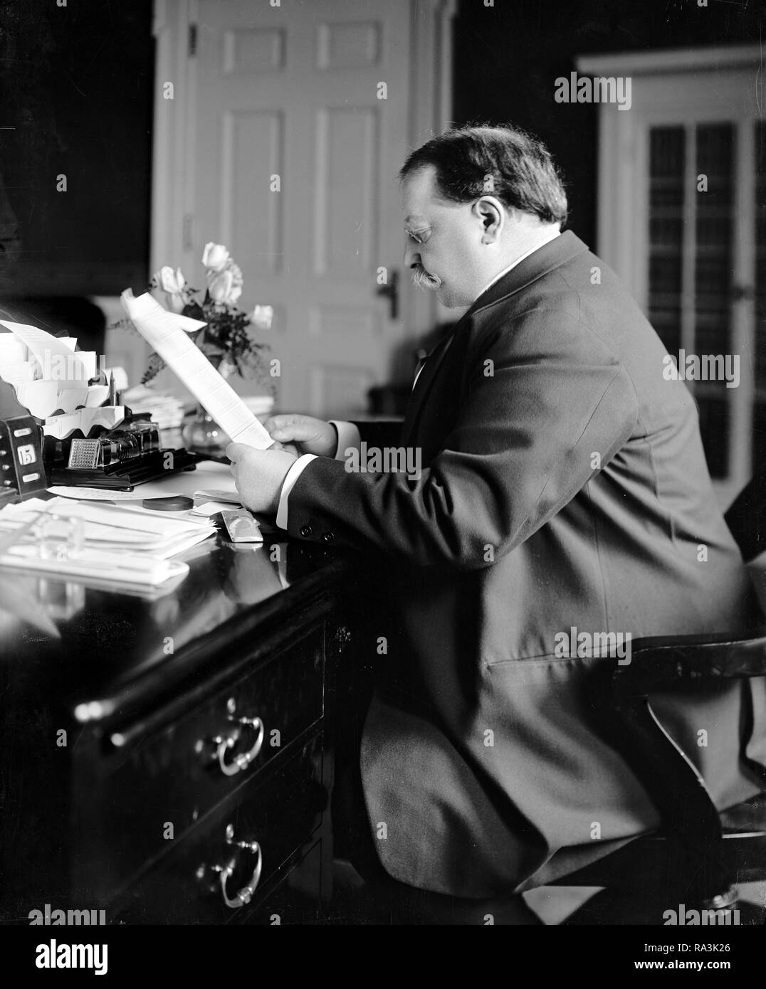 Präsident William Howard Taft sitzt an seinem Schreibtisch. 1909-1913 Stockfoto