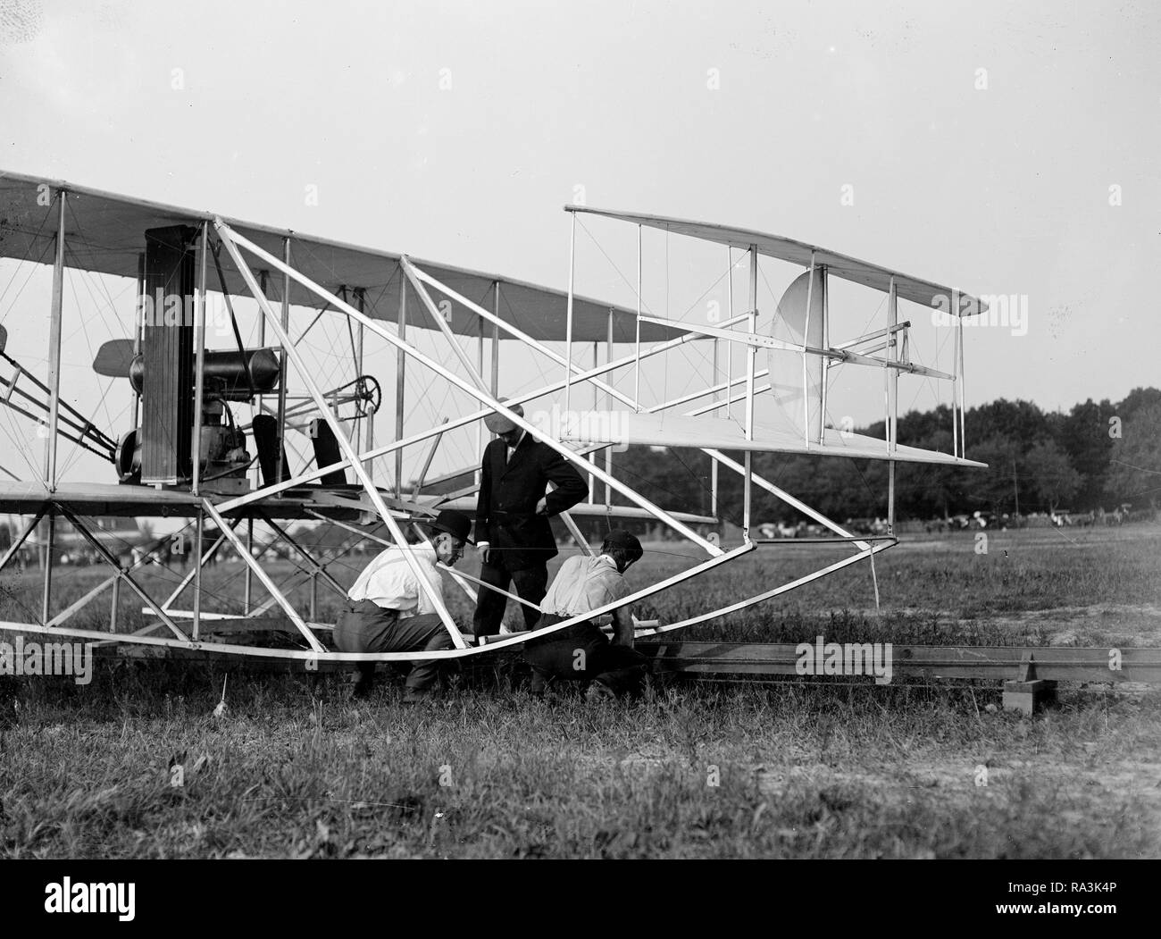 Wilbur Wright, Orville Wright und Charlie Taylor, das Flugzeug beim Start Bahn Fort Myer Virginia Ca. 1909 Stockfoto
