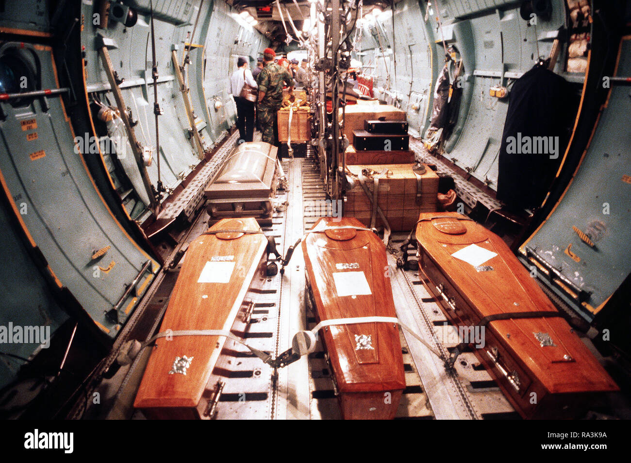 1978 - Schatullen der Organe des Rep. Leo J. Ryan und Mitglieder seiner Partei im Laderaum eines C-141 Starlifter Aircraft. Sie wurden in Guyana durch Anhänger der Reverend Jim Jones getötet. Stockfoto