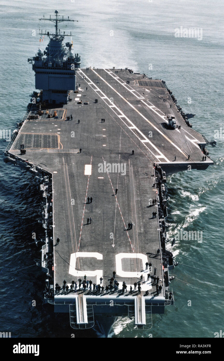 1978 - Eine Antenne Bow View der Atom-Flugzeugträger USS Enterprise (CVN 65) unterwegs. Stockfoto