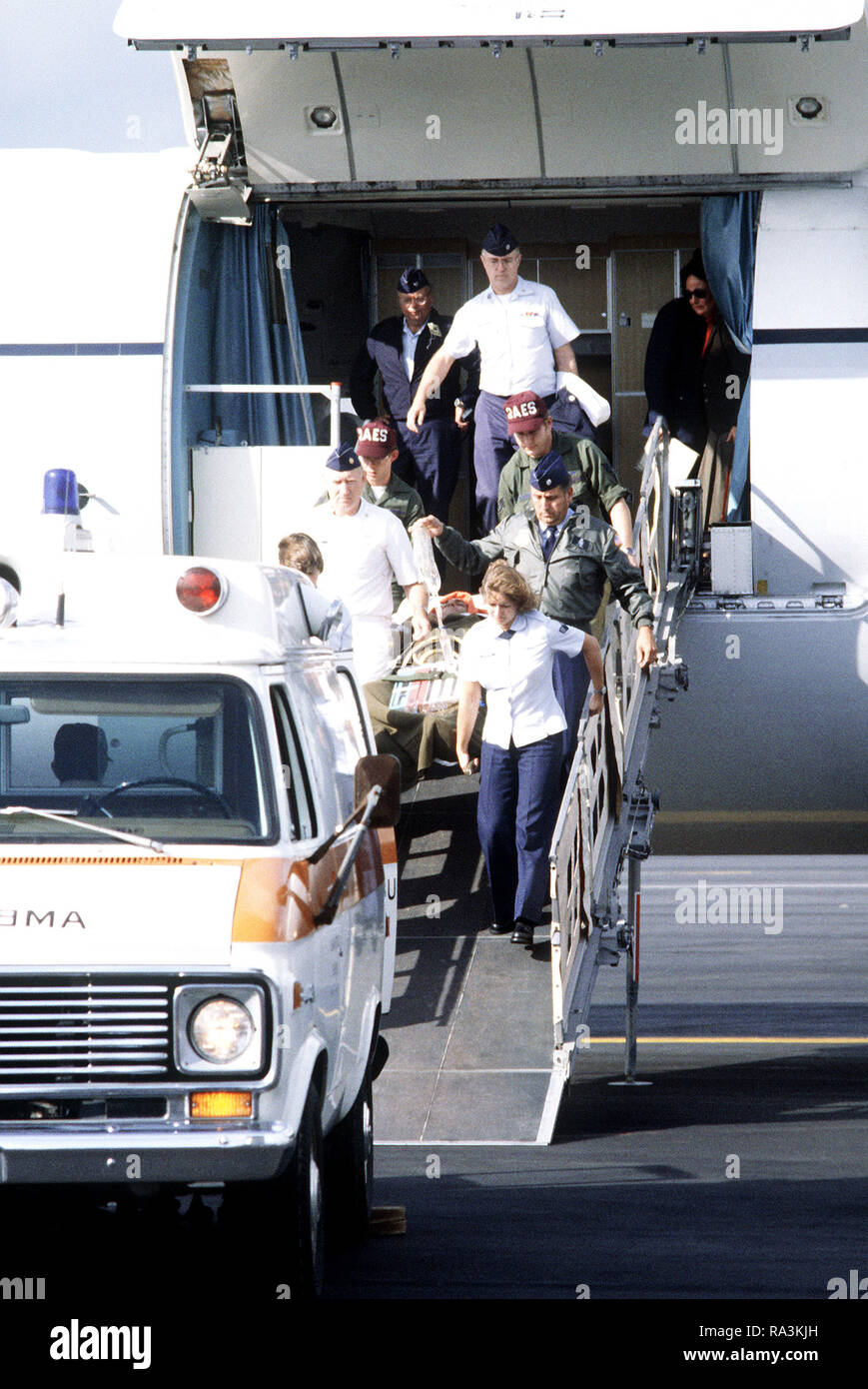 1981 - Claude Ruelle, der belgische Botschafter in Ägypten, ist von einem 55 Aeromedical Airlift Squadron C-9A Nightingale Flugzeugen durchgeführt. Ruelle war zusammen mit vier Amerikanern während der Ermordung des ägyptischen Präsidenten Anwar Sadat verwundet. Stockfoto