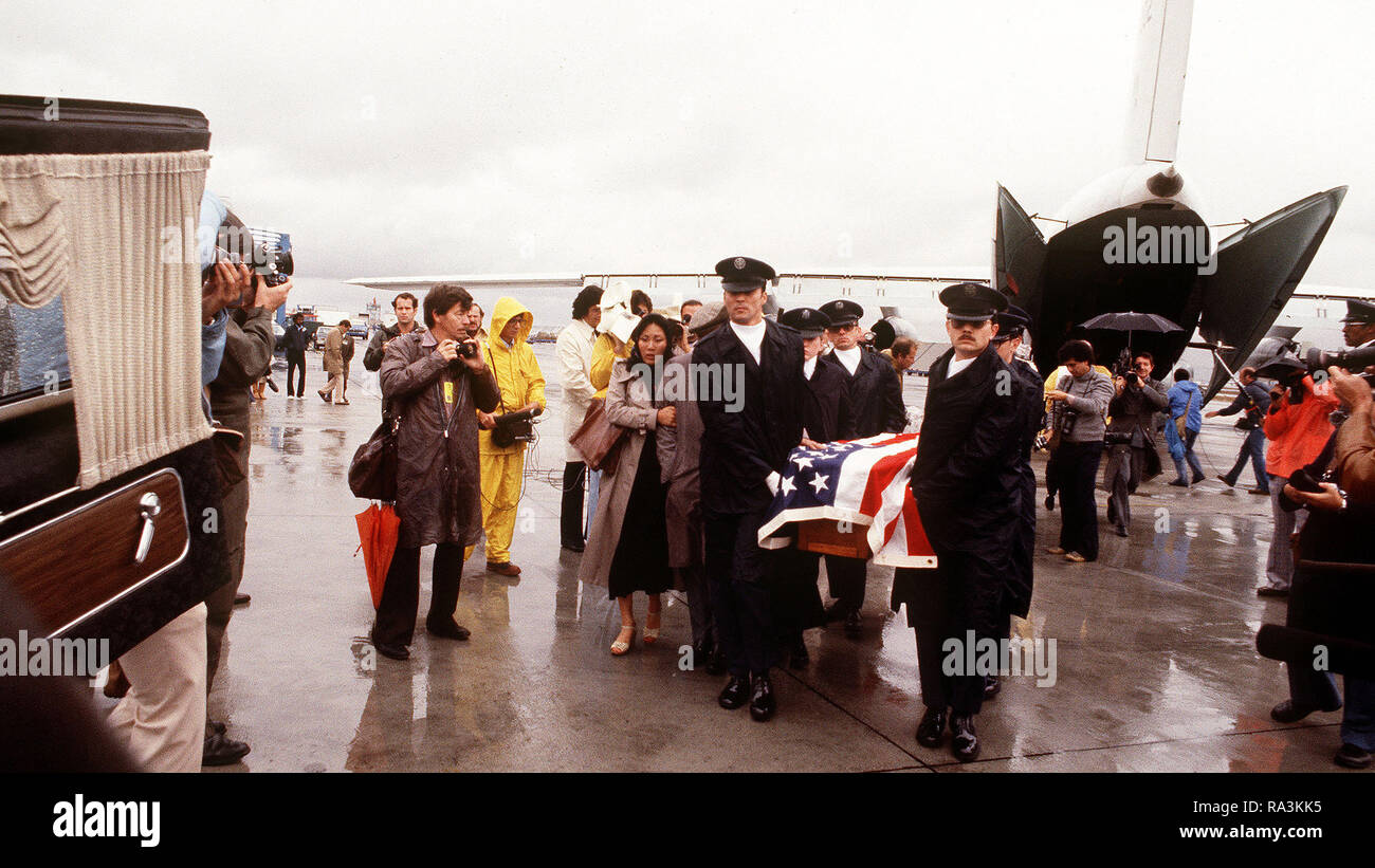 1978 - die überlebenden Vertreter Leo J. Ryan und seine Partei, die von Anhängern des Reverend Jim Jones bei einem Besuch in Guyana getötet wurden, erfüllen die Stellen, die Sie am Flughafen ankommen. Stockfoto