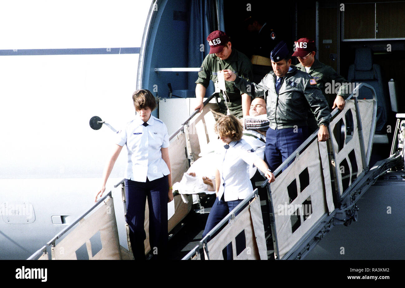 1981 - Marine MAJ Gerald Ogenbrood, McDill Air Force Base in Florida, ist von einem 55 Aeromedical Airlift Squadron C-9A Nightingale Flugzeugen durchgeführt. Ogenbrood war einer von vier Amerikanern während der Ermordung des ägyptischen Präsidenten Anwar Sadat verwundet. Stockfoto