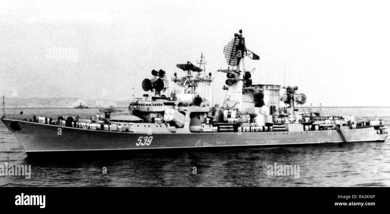 1977 - Ein port Strahl Blick auf einen verankerten Sowjetischen Kara klasse Cruiser. Stockfoto