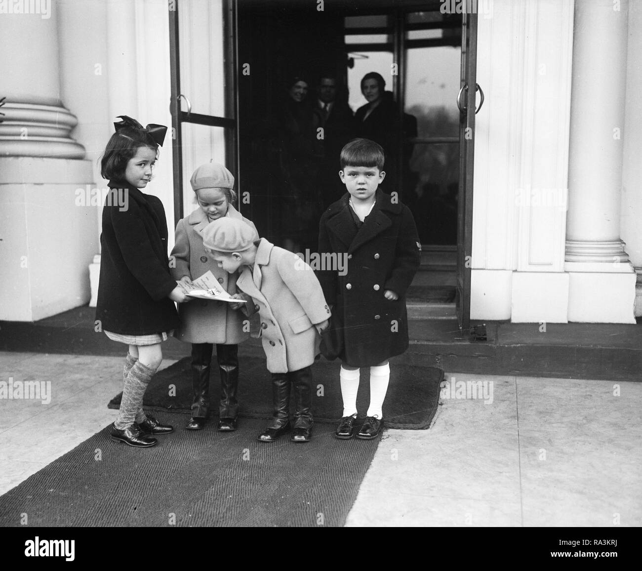 Peggy Ann und Herbert Hoover III, erhielt die Nachricht von Weihnachtsgrüße aus den Kindern von Washington. Kitty Murray und Harry G. Holme, jr., beide 6 Jahre alt, im Weißen Haus genannt und präsentiert die Botschaft des Präsidenten Enkelkinder. Nach rechts: Kitty, Peggy Ann, Herbert, und Harry. 12/24/30. Stockfoto