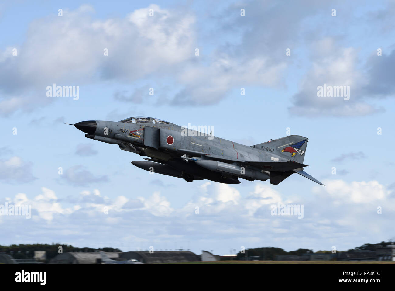 Eine japanische Luft Verteidigung-kraft RF-4EJ Phantom II Fighter nimmt während der Übung scharfes Schwert in Misawa Air Base am 1. November 2018 in Misawa, Japan. Stockfoto