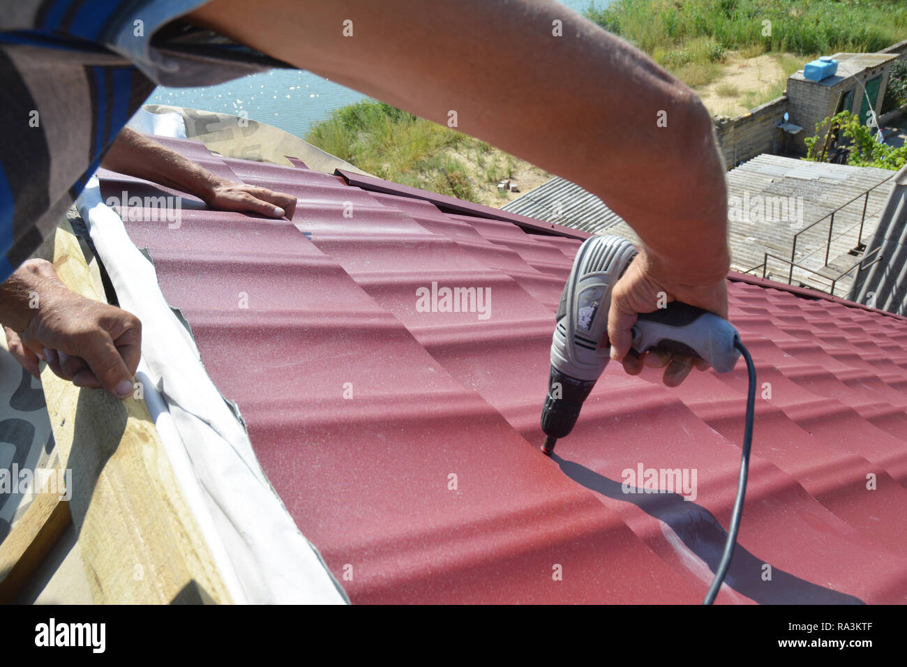 Dachdecker Einbau Metall Dach Ziegel für Dach reparieren. Dach- konstruktion. Stockfoto