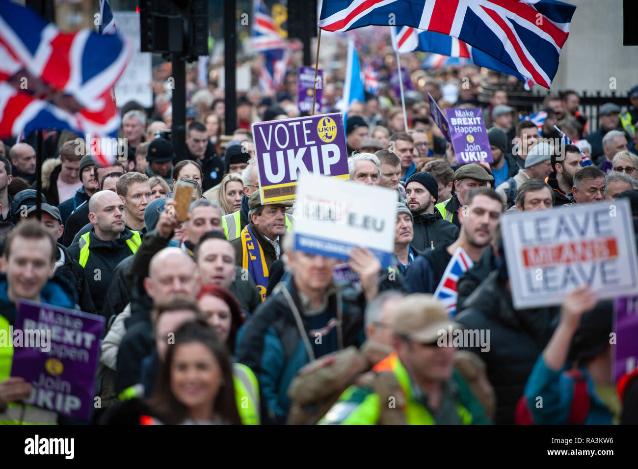 London, Großbritannien. 9. Dezember 2018. English Defence League Gründer Tommy Robinson leitet eine "Brexit Verrat" März, organisiert von der UKIP. Ein Zähler - Protest ag Stockfoto
