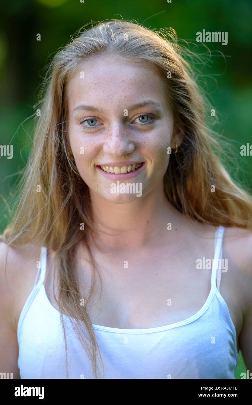 Junge blonde Mädchen, Portrait im Sommer, Oberbayern, Bayern, Deutschland Stockfoto