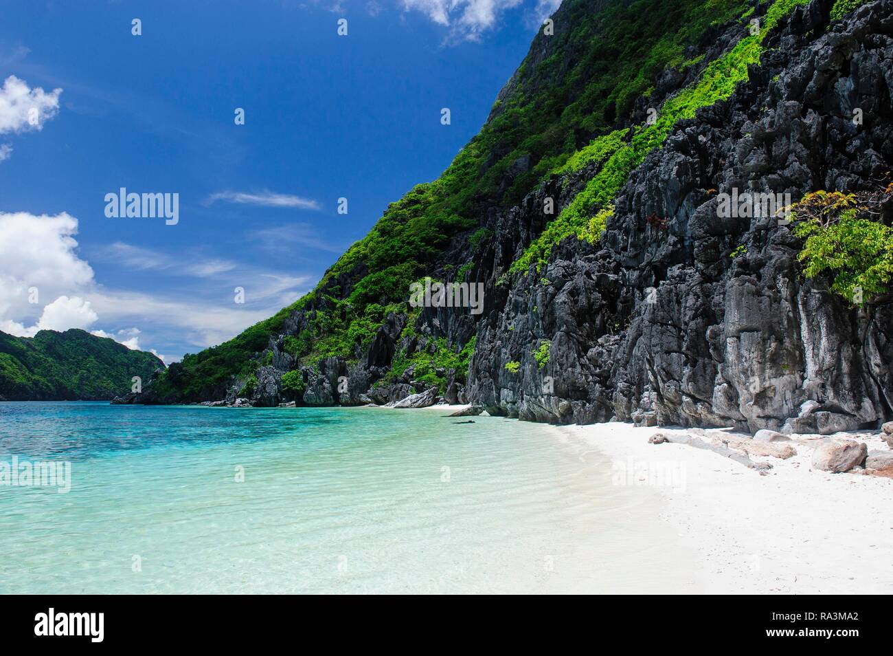 Kleine weiße Sandstrand im klaren Wasser des Bacuit Archipels, Palawan, Philippinen Stockfoto