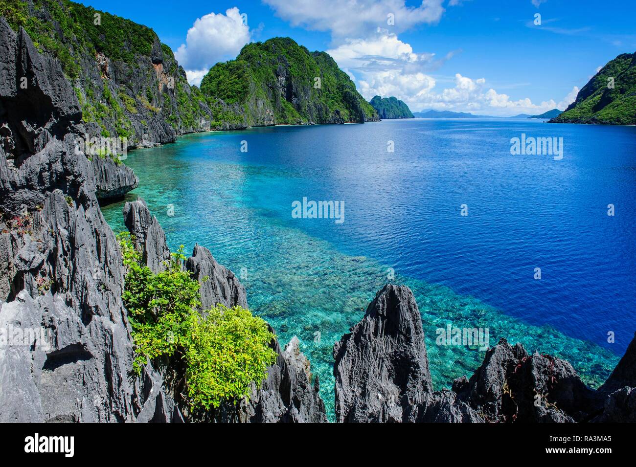 Küste mit kristallklarem Wasser und Kalksteine, Bacuit Archipel, El Nido, Palawan, Philippinen Stockfoto