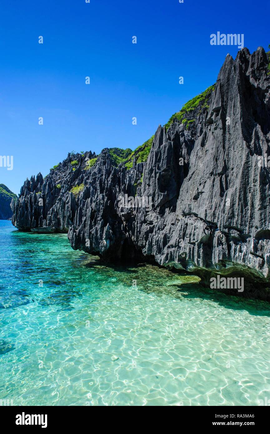 Kristallklares Wasser mit Kalksteinen, Bacuit Archipel, El Nido, Palawan, Philippinen Stockfoto