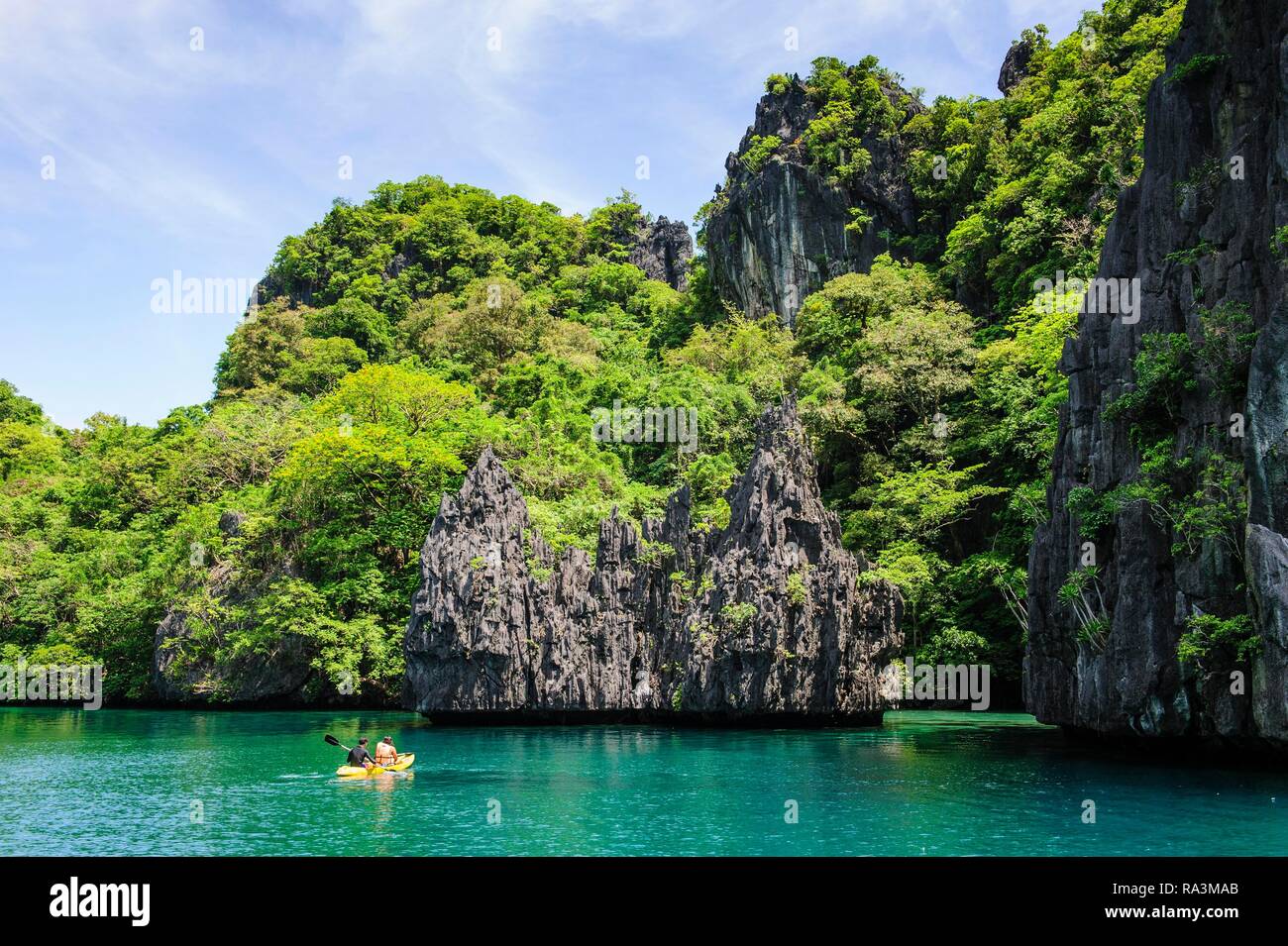 Kajak in das kristallklare Wasser in der Bacuit Archipel, Palawan, Philippinen Stockfoto