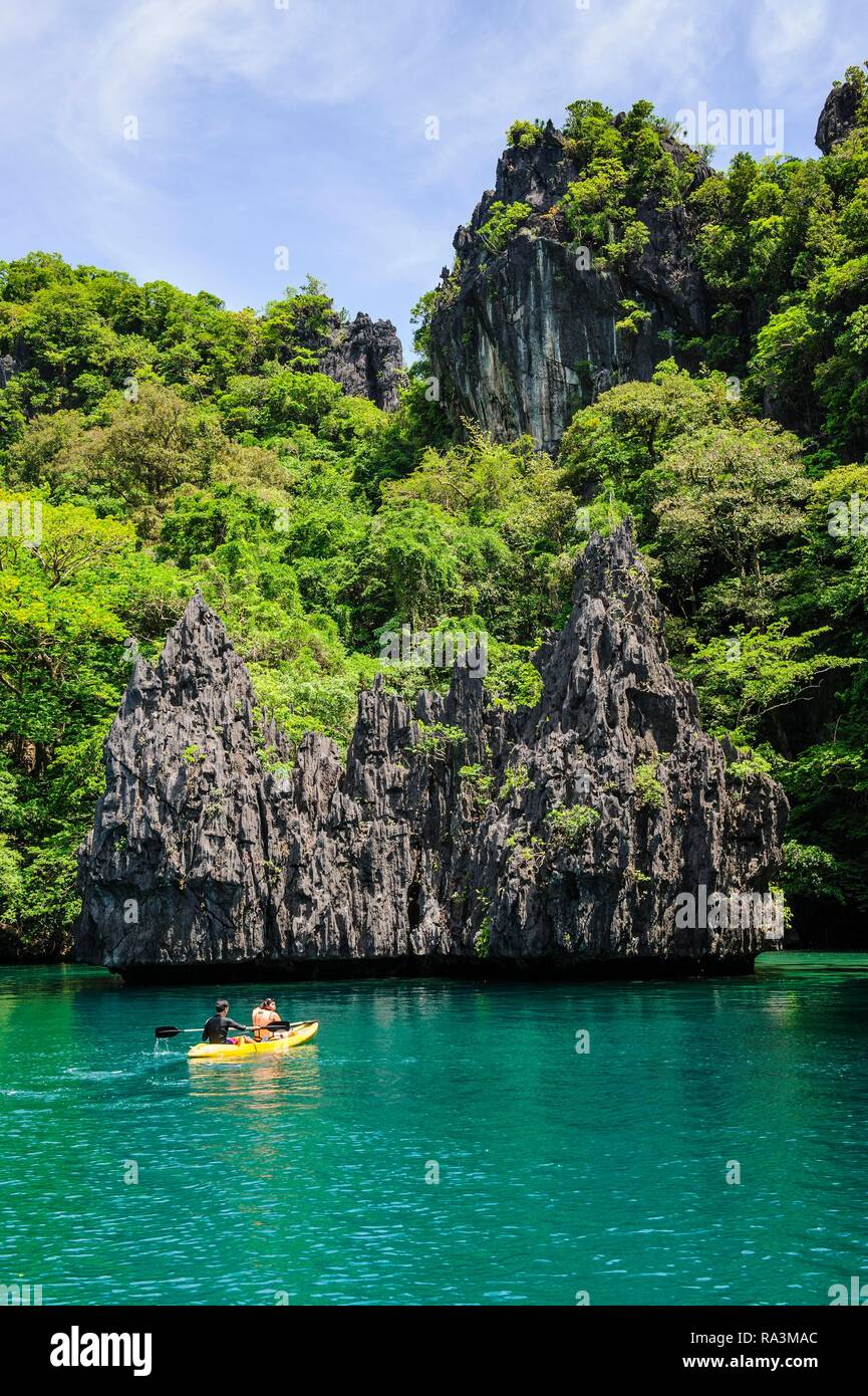 Kajak in das kristallklare Wasser in der Bacuit Archipel, Palawan, Philippinen Stockfoto